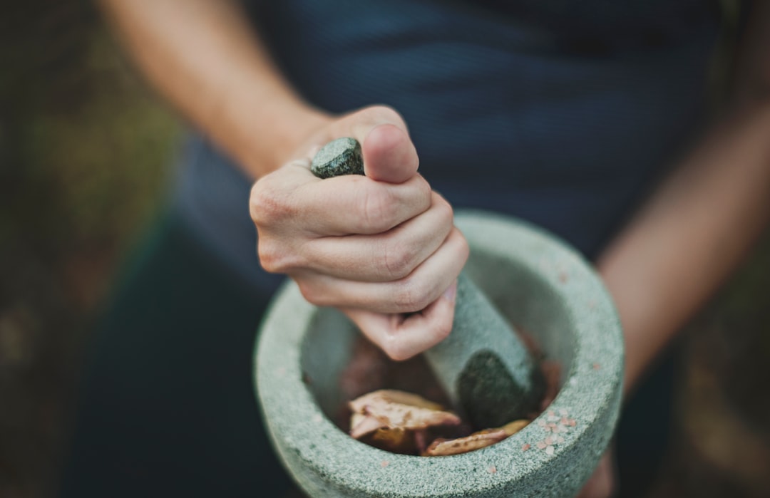 研钵研磨草药(参考氛围图)