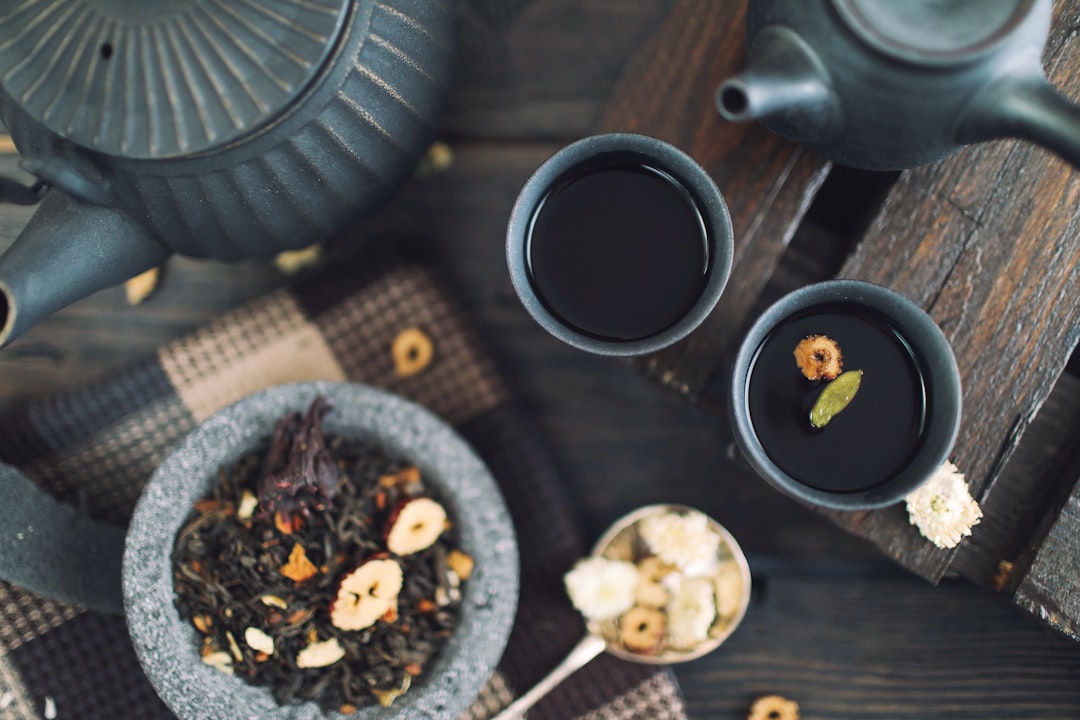茶杯与草本饮品