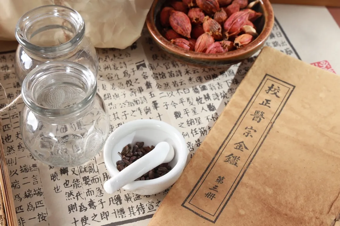 白瓷杯与玻璃罐茶饮